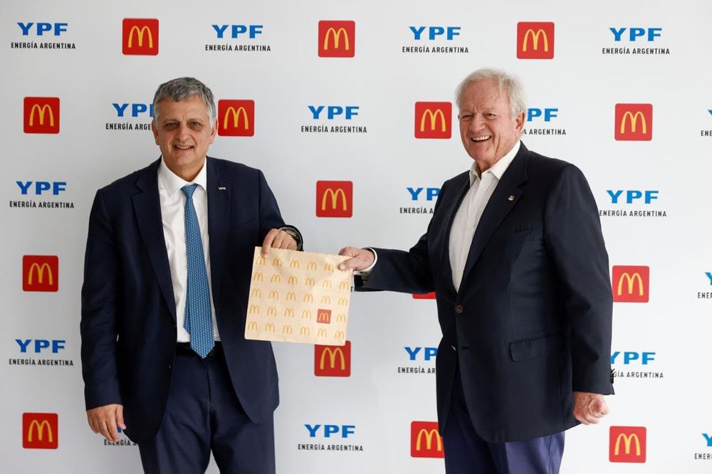 Horacio Marín, presidente y CEO de YPF y Woods Staton Executive Chairman del Board de Arcos Dorados, en la Torre de YPF, ubicada en Puerto Madero, CABA.