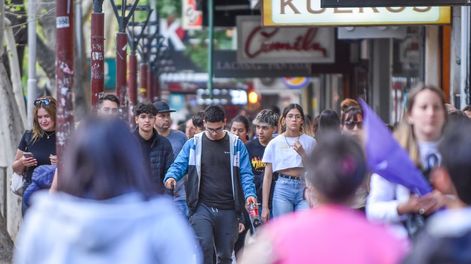 Los Andes | Para la gente la pandemia ya es un tema superado y se ha relajado en los cuidados. Ello se nota en la calle a diario. Foto: Mariana Villa / Los Andes