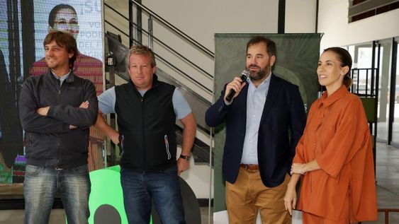 Martin Sanchez (Agromaq Virdo), Sebastián Halpern (Masteragua), Daniel Merlo (Luján Agrícola), Agustina Debernardi (Agrinet) en el Almuerzo de fin de cosecha. Foto: Gentileza