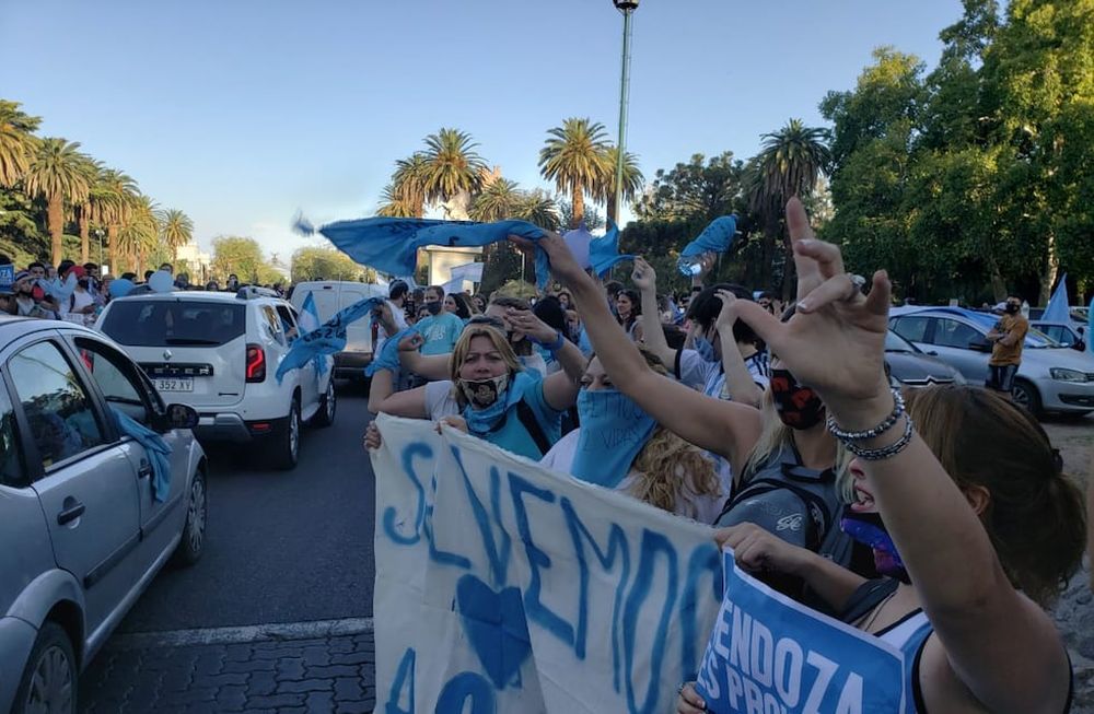 Agrupaciones provida de Mendoza salieron a la calle para marchar contra el nuevo proyecto de aborto legal enviado por el ejecutivo al Congreso.