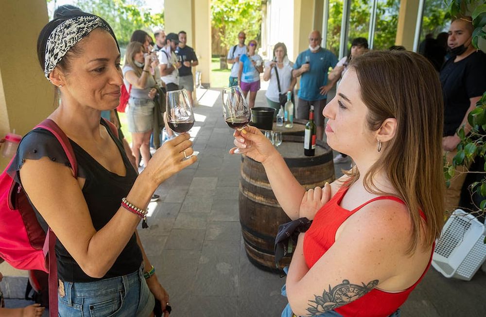 Visitas guiadas y degustación para turistas en la Bodega Lopez de Maipú. Virginia y Lara son de Buenos Aires y eligieron Mendoza para pasar el fin de semana. Foto: Ignacio Blanco / Los Andes
