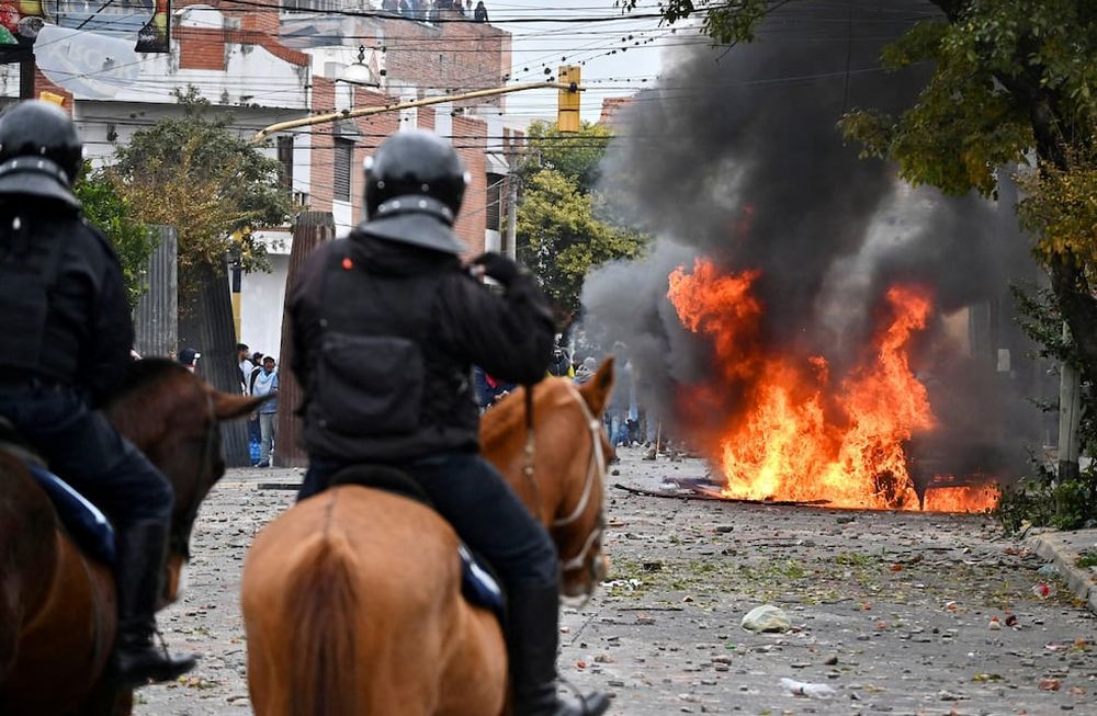 Horas de mucha tensión se vivió en las adyacencias de la Legislatura de Jujuy y luego en barrios cercanos, con el accionar violento de grupos de manifestantes.
