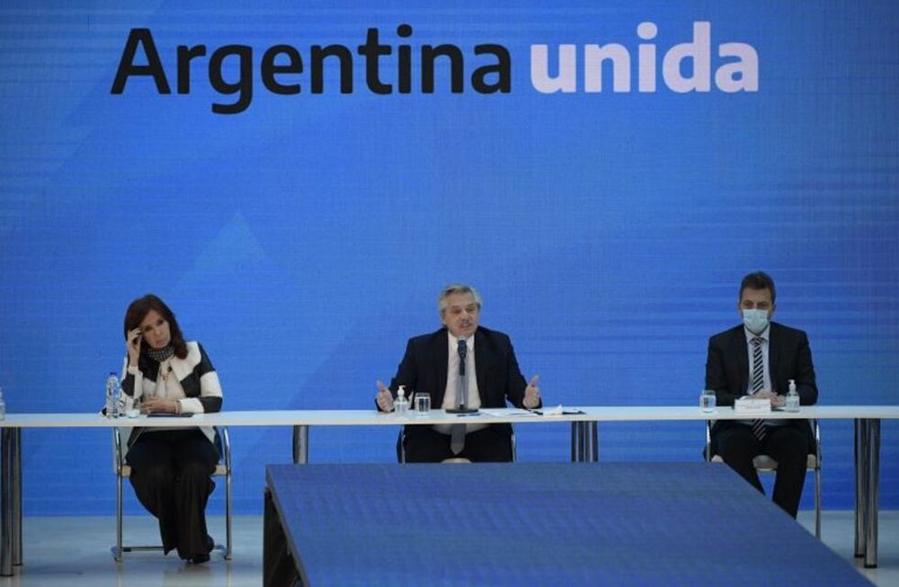 El presidente de Argentina, Alberto Fernández junto a la vicepresidenta Cristina Fernández de Kirchner  y el legislador Sergio Massa durante una ceremonia en la casa de gobierno de la Casa Rosada (foto:EFE/ Juan Mabromata/POOL)
