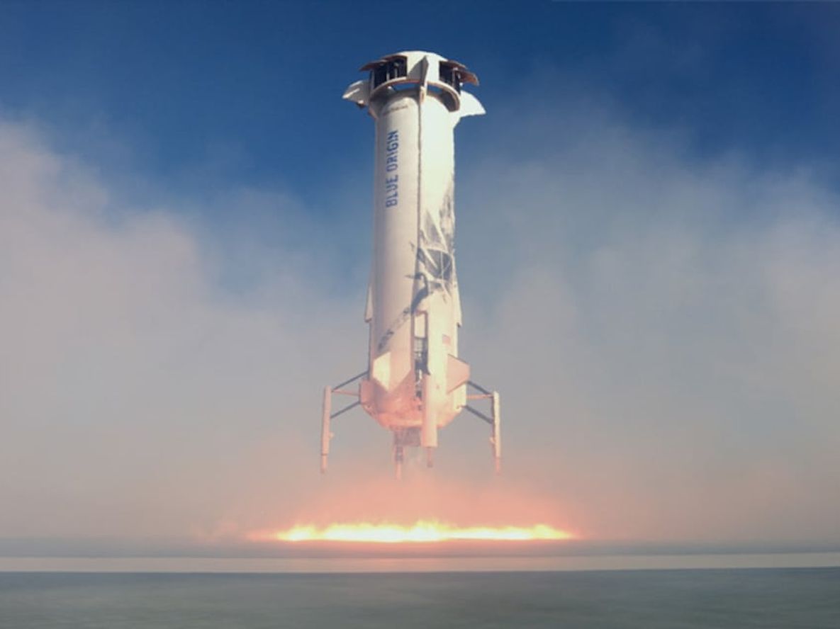 New Shepard tiene cinco pisos de altura y está diseñado para lanzar una cápsula de tripulación a 340.000 pies del cielo hacia el borde del espacio. Foto: Gentileza