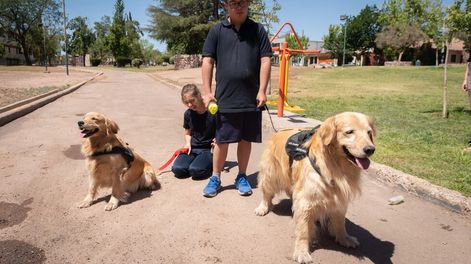Dolphin y Alaska, los perros que le cambiaron la vida a dos estudiantes con discapacidad. Foto: Ignacio Blanco / Los Andes