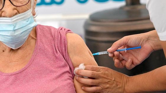 En el Vacunatorio de Campaña del Parque Benegas continúan vacunando a la población contra el Coronavirus. Foto: Orlando Pelichotti / Los Andes