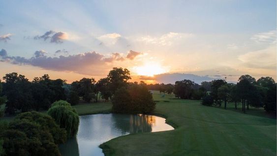 La rica historia del Hurlingham Golf Club incluye el haber sido sede del Campeonato Abierto de la República Argentina en 6 ocasiones,  y del Campeonato Abierto de la República de Damas en 12 fechas.