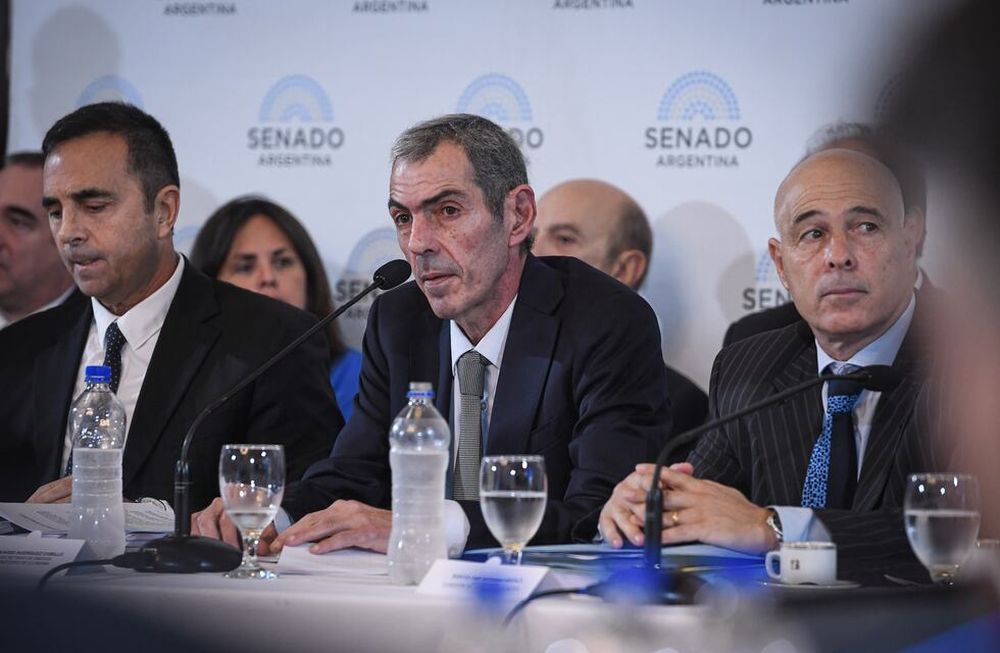 De izquierda a derecha, los secretarios Julio Cordero (Trabajo), Eduardo Rodríguez Chirillo (Energía) y el senador Bartolomé Abdala (La Libertad Avanza). Foto: Comunicación Senado