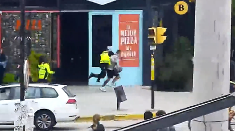 Video: un preventor tacleó a un ladrón que acababa de robar una cartera en el Centro.