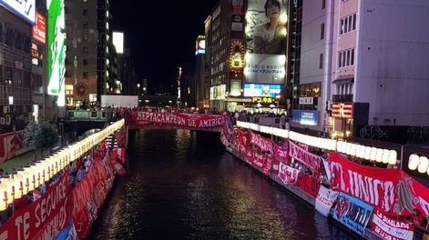 Infierno Rojo en Osaka: los hinchas coparon la ciudad y armaron un banderazo inolvidable
