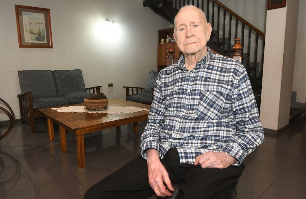 Nilo admite que sale poco de su hogar, en el barrio Bombal de Godoy Cruz. Pero se mantiene actualizado y trabajando. | Foto: José Gutiérrez / Los Andes
