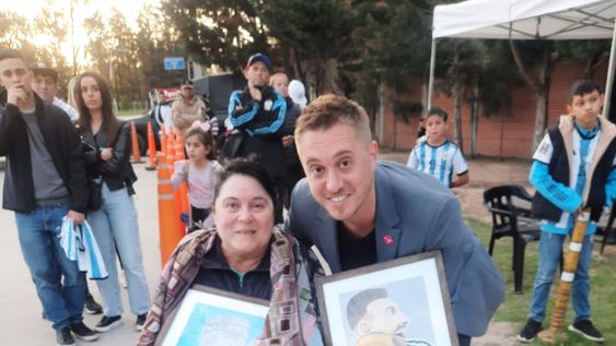 Silvia Favaro, la artista mendocina que tiene esclerosis múltiple, pinta con la boca y viajó especialmente a Buenos Aires para poder regalarle los dos cuadros a Messi, pero sólo se lo pudo entregar a dos periodistas deportivos. Es imposible llegar a Messi y a cualquier otro jugador. Están blindados, dijo con cierta desilusión. Igual, no claudica en su sueño.