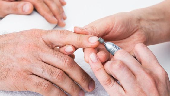 Un clásico. La mayoría de los clientes recurre al corte y limado de uñas, masajes de mano con crema humectante y esmaltado con fortalecedor. Otros se animan a los colores.