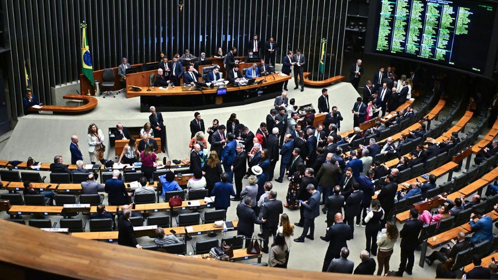 Entre empujones y gritos, la Cámara de Diputados de Brasil aprobó un proyecto que beneficiaría a Bolsonaro.