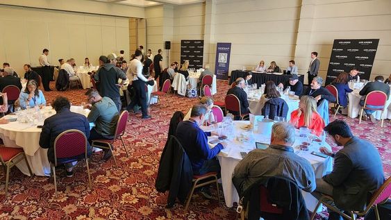 Durante la mañana, los 55 miembros del jurado cataron alrededor de 40 vinos cada uno, para poder evaluar las 380 muestras, provenientes de 13 provincias. Foto: Gentileza