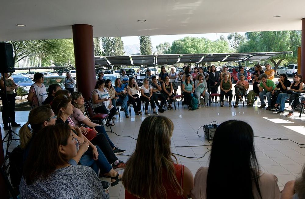 Comenzó el  paro en las escuelas, facultades y unidades académicas de la  Universidad Nacional de Cuyo anunciado por  Fadiunc  y hasta el sábado 1 de abril).Plenario de Fadiun en el RectoradoFoto : Orlando Pelichotti