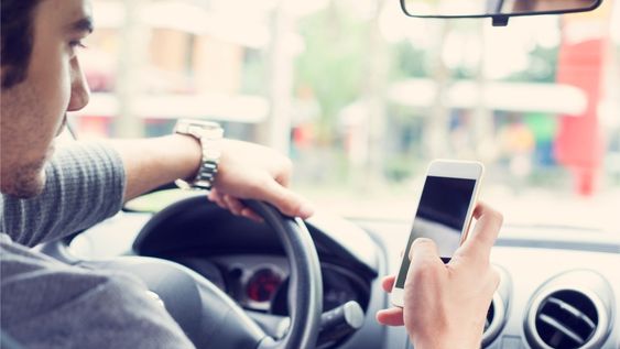 El uso del celular, está entre las infracciones más frecuentes de los conductores argentinos.&nbsp;
