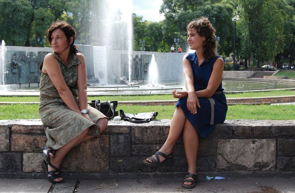 Madre e hija. Liliana Bodoc y su hija Romina son las que transitan por este documental aquellos lugares de Mendoza donde la autora vivió sus historias más importantes / Gentileza