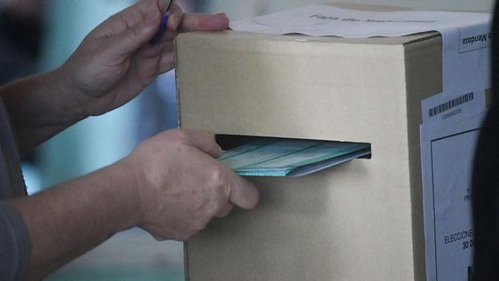 Elecciones PASO en 7 departamentos de la provincia de Mendoza.En la escuela Celina Álvarez del departamento de Maipú, los ciudadanos ingresan a votar sin problemas, estrenando el sistema de boleta única de papel para elegir a sus candidatosFoto:José Gutierrez / Los Andes