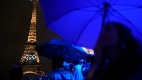 La Torre Eiffel luce iluminada bajo la lluvia el viernes 26 de julio de 2024 durante la inauguración de los Juegos Olímpicos de Verano, en París, Francia. (Foto AP/Natacha Pisarenko)
