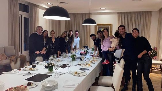 CUMPLE EN OLIVOS. El 14 de julio de 2020, en la Quinta de Olivos, Alberto Fernández posó para esta foto durante el festejo del cumpleaños de la primera dama, Fabiola Yáñez.