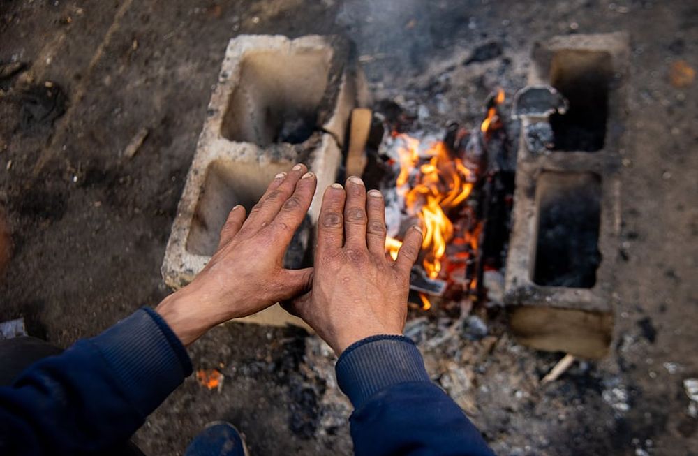 Villa LA Favela, ubicada en Costanera a la altura de Villa Uquiza. Los habitantes de la Villa hacen fuego para poder calefaccionarse de alguna manera durante el invierno.  Foto: Pedro Castillo