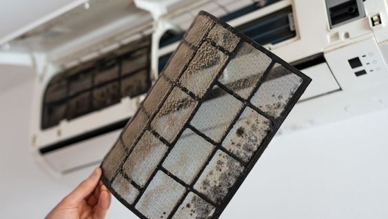 La limpieza regular del filtro soluciona la mayoría de los problemas de rendimiento relacionados con el mantenimiento preventivo del aire acondicionado.