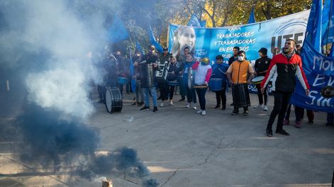 Los Andes | La militancia del Frente de Todos, al menos los más cercanos al kirchnerismo, se convocarán en calle España al 1.200, dónde se ubica la sede del PJ Mendoza.Foto: Ignacio Blanco / Los andes
