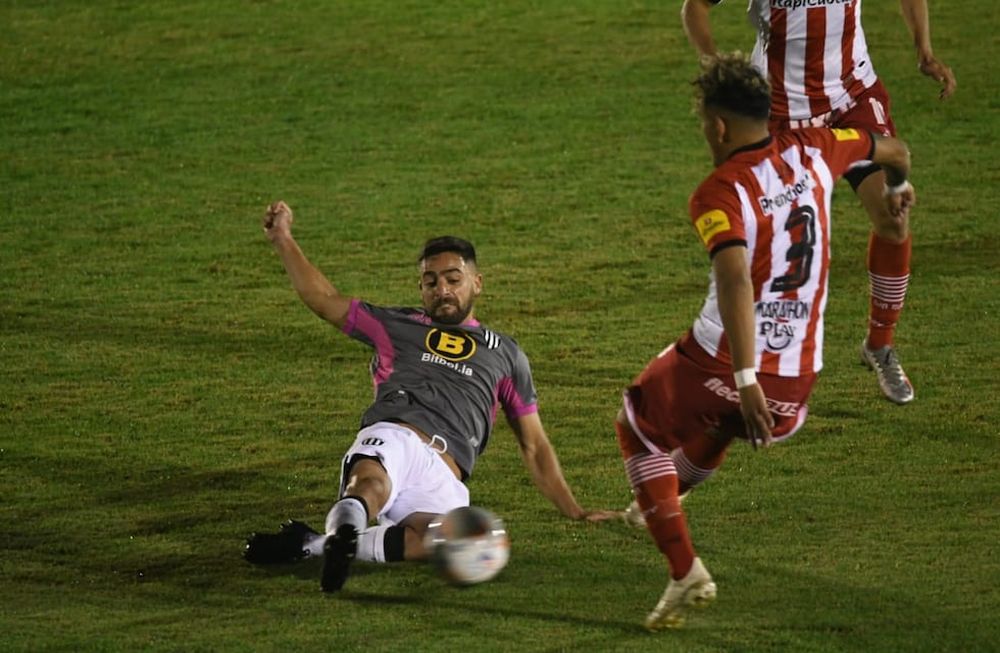 Partido muy parejo entre Gimnasia y San Martín de Tucumán. / José Gutiérrez ( Los Andes).