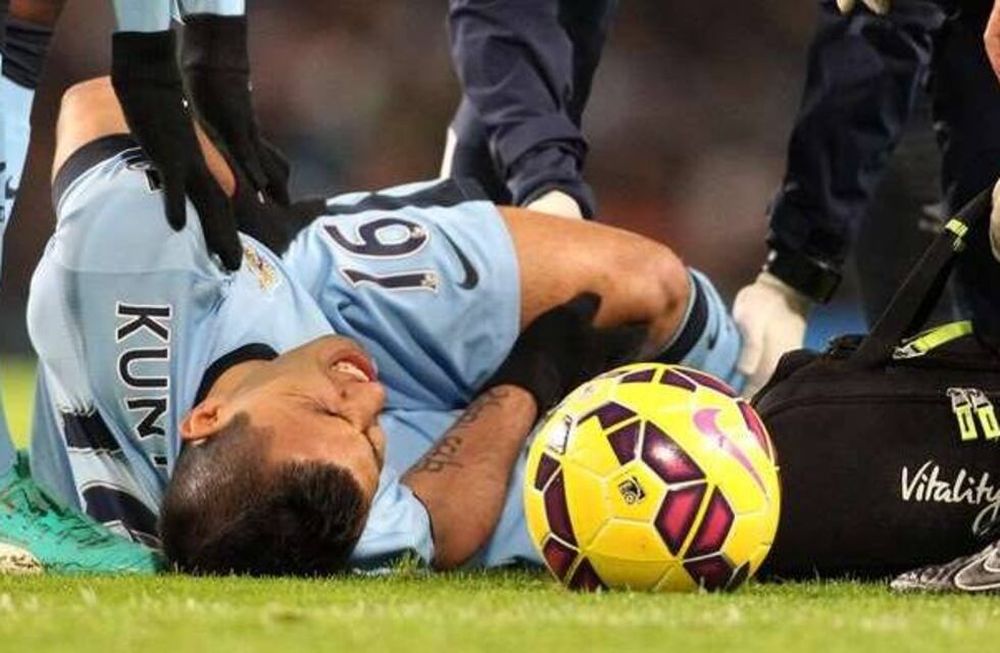 El “Kun” Agüero sufrió una lesión en la rodilla y salió llorando de la cancha