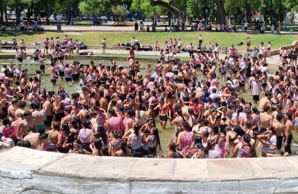 Vandalismo estudiantil en plaza independencia