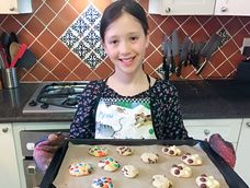 a los 7 anos empezo a vender galletas para ayudar a una amiga con una enfermedad y 3 anos despues recaudo usd 100.000