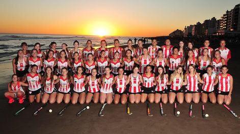 El hóckey, la playa y un atardecer típico de Monte. Tres componentes que resumen las pasiones del balneario. / Fabio Latorre.