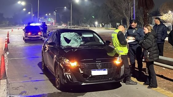 Accidente en el Acceso Norte: una peatón corrió para cruzar la calzada, fue embestida por un auto y sufrió graves heridas