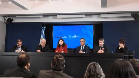Acompañada de otros funcionarios, Batakis anunció medidas económicas de su nueva gestión.