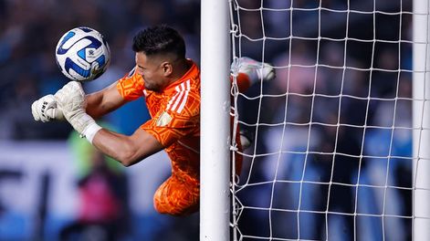Los Andes | Sergio Romero de Boca, rechaza el penal de Gonzalo Piovi, en la serie eliminatoria entre Racing y el Xeneize por COpa Libertadores. EFE / Juan Ignacio Roncoroni.