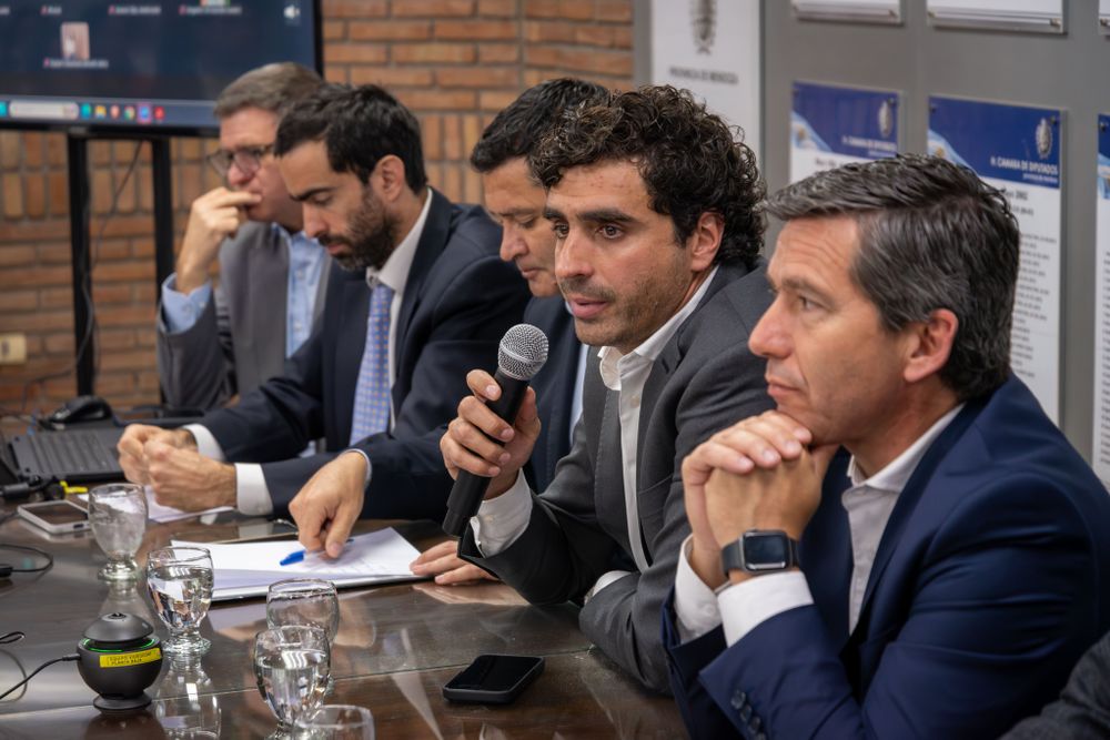 Los ministros Natalio Mema y Víctor Fayad, y el presidente de la Cámara de Diputados, Andrés Lombardi, durante la presentación del Presupuesto 2026.