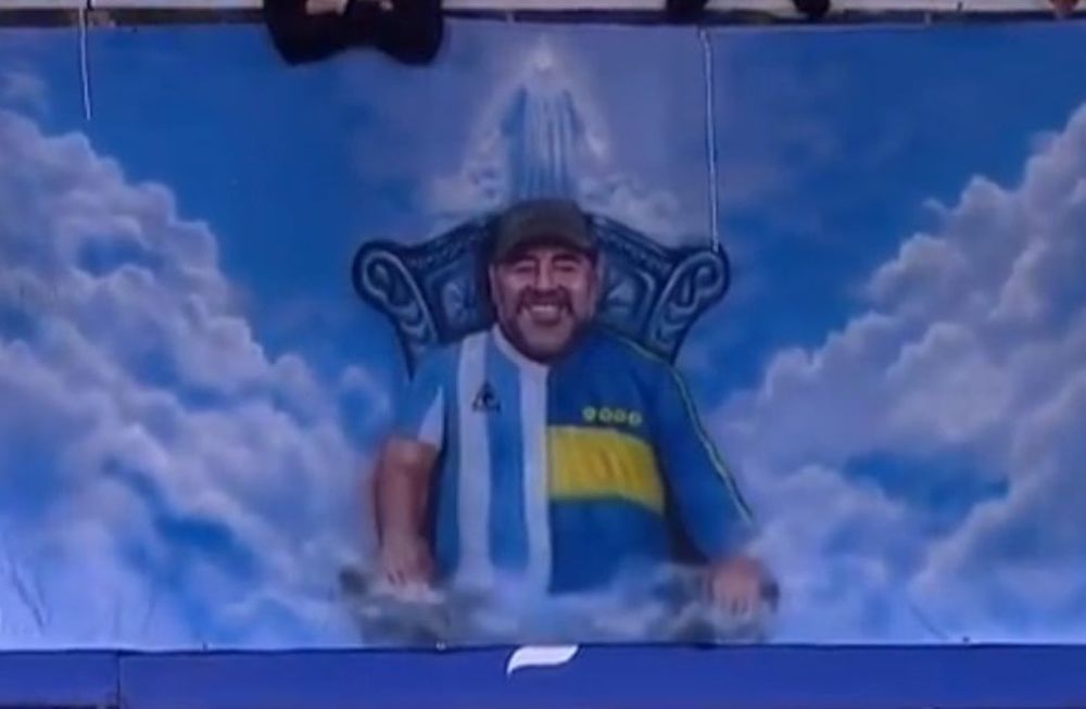 Una bandera clásica en La Bombonera: homenaje a Diego Armando Maradona. / Gentileza.