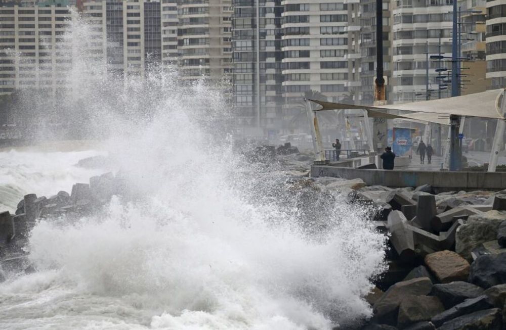 Advierten por marejadas anormales con olas de 10 metros en Chile: No ingresar al mar