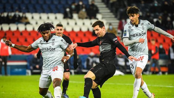 La Pulga jugó su primer partido del año, después de haberle ganado al Covid-19. Con presencia argentina desde el arranque -con Di María, Paredes e ICardi-, golearon al Reims 4-0 con una asistencia del capitán argentino que ingresó para los último 30 minutos.