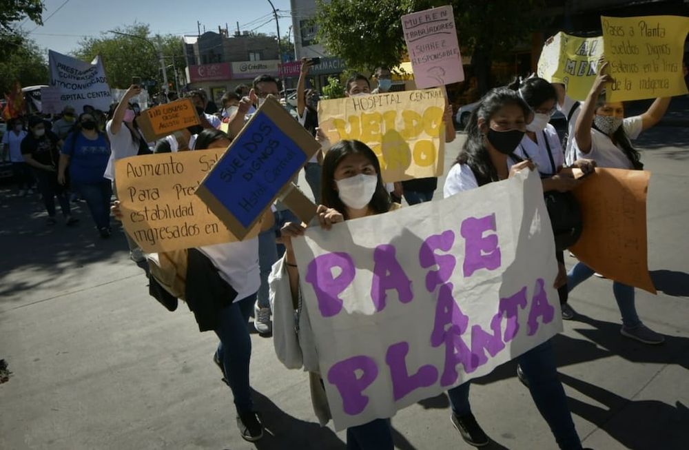 Unos 200 trabajadores marcharon por las calles mendocinas en reclamo de mejores condiciones de trabajo. Foto: Orlando Pelichotti / Los Andes.