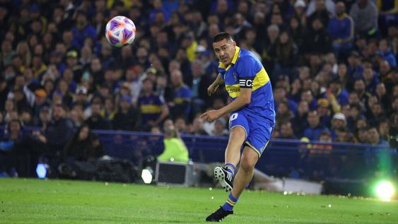 Juan Román Riquelme y su postal de crack. El 10 en su despedida junto a la pelota en la Bombonera colmada. (@BocaJrsOficial)