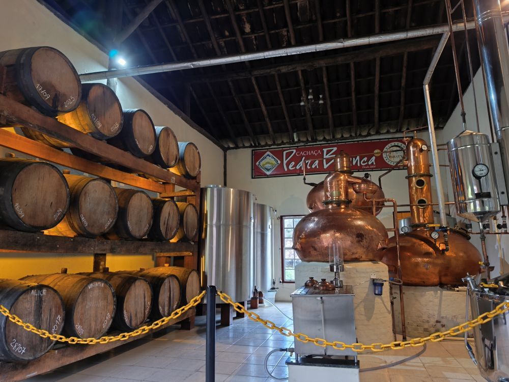 La destilería Pedra Branca, en las afueras de Paraty, donde se produce cachaça, un fermentado y destilado de la caña de azúcar que se puede degustar solo o utilizarse como base para la famosa caipirinha.
