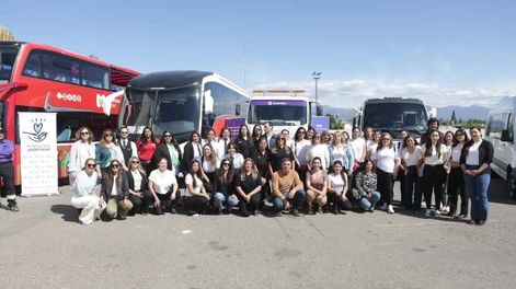 Mujeres en la conducción: histórico convenio para sumar conductoras profesionales a colectivos y camiones