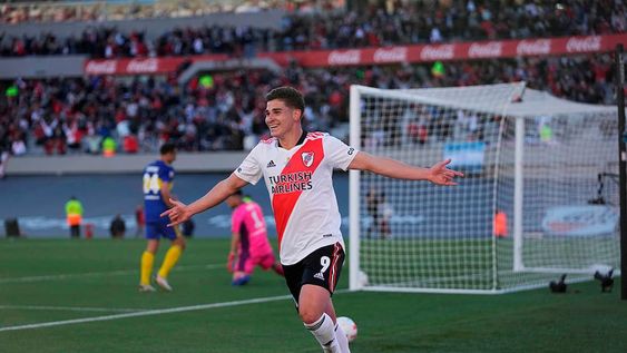 Julián Alvarez, que está muy cerca de dar el gran salto a Manchester City, ya alcanzó a Borré y Alario en cantidad y promedio de participaciones de gol./ Gentileza.