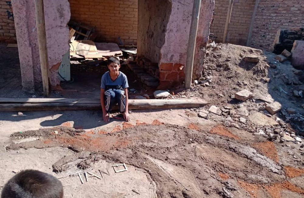 El nene que conmovió y preocupó con su dinosaurio de barro: Extraño ir a la escuela