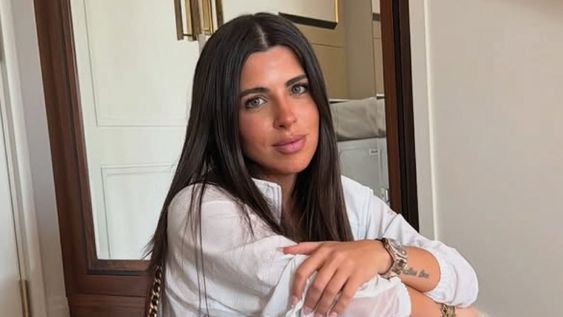 valentina cervantes abrio las puertas de su departamento y mostro su living: aranas de cristal y un cuadro de enzo
