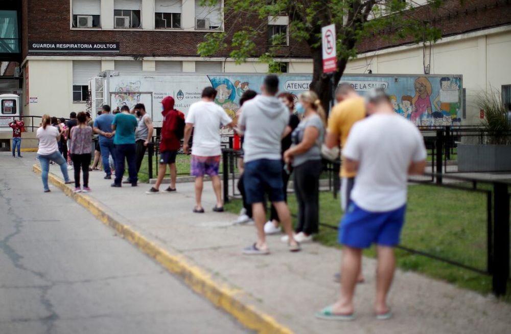 Los autores compararon los datos de cinco países de altos ingresos y los cinco países en desarrollo con más alto número de muertes confirmadas