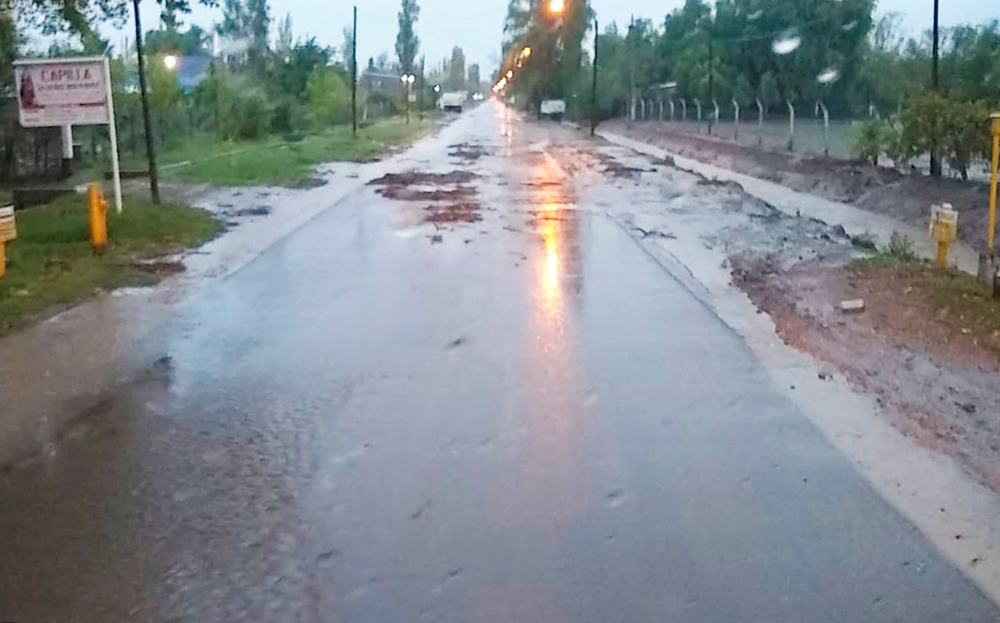 A imagem compartilhada pelo Governo sobre a intransitabilidade das vias de acesso às escolas.
