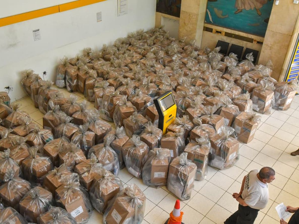 Las urnas de las elecciones 2025 son distribuidas por el Correo Argentino. Foto: Daniel Caballero